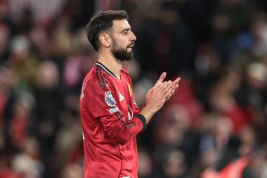 Manchester United takımından Bruno Fernandes, Manchester United ve Hove Albion 'ın 25 Ekim 2025' te oynanan Premier League karşılaşmasında son düdük çaldıktan sonra taraftarları alkışlıyor.