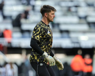 Newcastle United kalecisi Nick Pope Premier Lig maçında maç öncesi ısınma oturumunda Newcastle United Fulham 'a karşı St. James' s Park, Newcastle, İngiltere, 25 Ekim 2025 