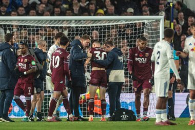 West Ham United takımından Oliver Scarles, 24 Ekim 2025 'te İngiltere' nin Elland Road kentinde oynanan Premier League maçında sakatlandı. 