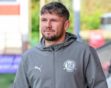 Fleetwood Town 'dan James Norwood 25 Ekim 2025' te İngiltere 'nin Highbury Stadyumu' nda oynanan Fleetwood Town-Accrington Stanley maçından önce sahaya çıkıyor. 