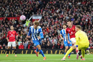 Brighton & Hove Albion 'dan Mats Wieffer, Manchester United ve Hove Albion' un 25 Ekim 2025 'de Old Trafford, Manchester, Birleşik Krallık' ta oynadığı Premier League maçında defans sahasında topa vuruyor.