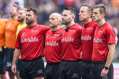 Maç yetkilileri, 25 Ekim 2025 'te İngiltere' nin Wembley Stadyumu 'nda Avustralya' ya açtığı Küller Serisi 2025 'te İngiliz milli marşını temsil ediyor.