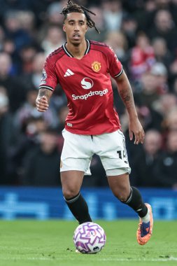 Manchester United 'dan Leny Yoro Premier Lig karşılaşmasında topla birlikte Manchester United ve Hove Albion' a karşı Old Trafford, Manchester, Birleşik Krallık 'ta, 25 Ekim 2025