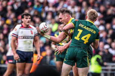 Avustralyalı Angus Crichton, 25 Ekim 2025 'te Avustralya' ya karşı Wembley Stadyumu 'nda oynanan Küller Serisi 2025' te bir deneme için sahaya çıkıyor.