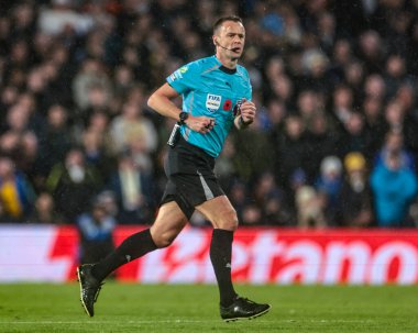 Hakem Stuart Attwell, Premier Lig maçı sırasında Leeds United ile West Ham United arasındaki Elland Road, Leeds, Birleşik Krallık maçında, 24 Ekim 2025 