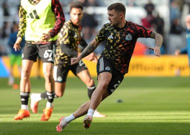 Newcastle United 'dan Kieran Trippier Premier League maçında maç öncesi ısınma oturumunda Newcastle United Fulham' a karşı St. James 's Park, Newcastle, İngiltere, 25 Ekim 2025 
