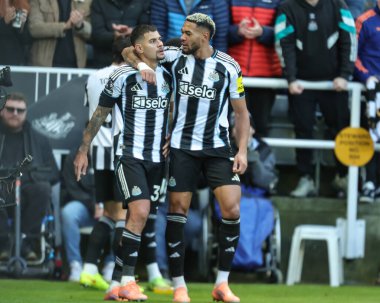 Newcastle United takımından Bruno Guimaraes, 25 Ekim 2025 'te St. James' s Park, Newcastle, İngiltere 'de oynanan Premier League karşılaşmasında 2-1 kazanma hedefini kutluyor.