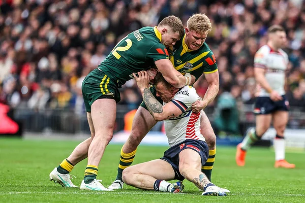 İngiltere 'den Tom Johnstone Avustralya' dan Hudson Young ve Avustralya 'dan Tom Dearden tarafından Wembley Stadyumu' nda 25 Ekim 2025 'te oynanan The Ashes Serisi 2025 İngiltere - Avustralya maçında yenildi.