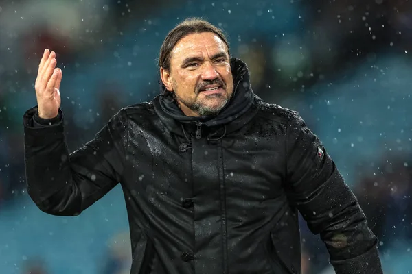 Leeds United takımının teknik direktörü Daniel Farke, 24 Ekim 2025 'te İngiltere' nin Leeds şehrinde oynanan Premier League maçı Leeds United-West Ham United maçında taraftarlarıyla galibiyeti kutluyor. 