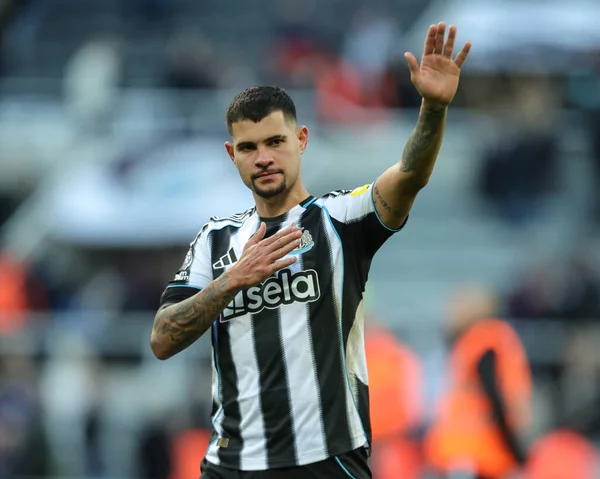Newcastle United takımından Bruno Guimaraes, 25 Ekim 202 'de St. James' s Park, Newcastle 'da oynanan Premier League maçında oynanan son ıslık çaldıktan sonra taraftarları alkışlıyor.