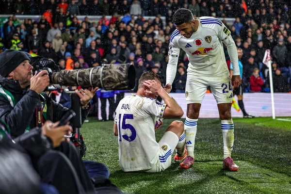 Leeds United takımından Jaka Bijol, 24 Ekim 2025 tarihinde İngiltere 'nin Leeds şehrinde oynanan Premier League maçında Leeds United ile West Ham United maçında bir fotoğrafçıya kayarken sakatlandı. 