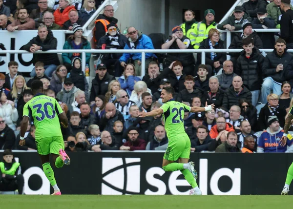 Fulham 'dan Sasa Lukiç, Premier League maçı Newcastle United' ın St.James 's Park, Newcastle, İngiltere' de 25 Ekim 2025 'te oynadığı maçta 1-1 kazanma hedefini kutluyor. 