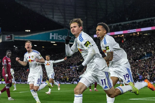 Leeds United takımından Brenden Aaronson, 24 Ekim 2025 'te İngiltere' nin Leeds Road kentinde oynanan Premier League maçı Leeds United - West Ham United maçında 1-0 berabere kalma golünü kutluyor. 