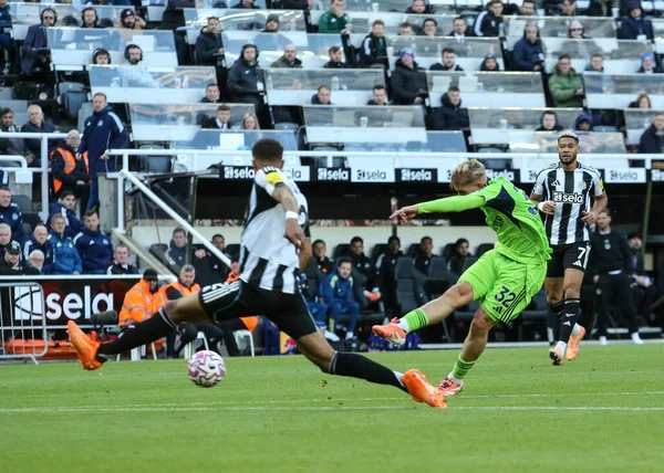 Fulham 'dan Emile Smith Rowe, Premier League maçı Newcastle United ile Fulham maçında 25 Ekim 2025' te St. James 's Park, Newcastle' da kalede şut çekti.