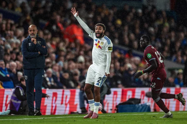 Leeds United 'dan Jayden Bogle, 24 Ekim 2025' te İngiltere 'nin Leeds şehrinde oynanan Premier League maçında takımına talimat verdi. 
