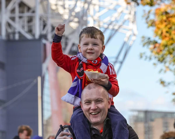 Manchester United 'ın genç bir taraftarı, 25 Ekim 2025' te Old Trafford, Manchester, İngiltere 'de oynanan Premier League maçında bir tepsi cips yerken Manchester United ve Hove Albion' a karşı.