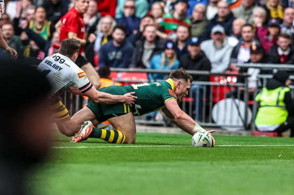 Avustralyalı Angus Crichton, Küller Serisi 2025 'te Avustralya' ya karşı Wembley Stadyumu 'nda 25 Ekim 2025' te oynanan karşılaşmada 0-12 'lik skora ulaşmaya çalışıyor.