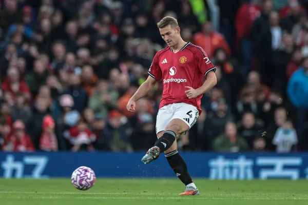 Manchester United takımından Matthijs de Ligt, Manchester United ve Hove Albion maçında pas veriyor. Old Trafford, Manchester, İngiltere 'de 25 Ekim 2025