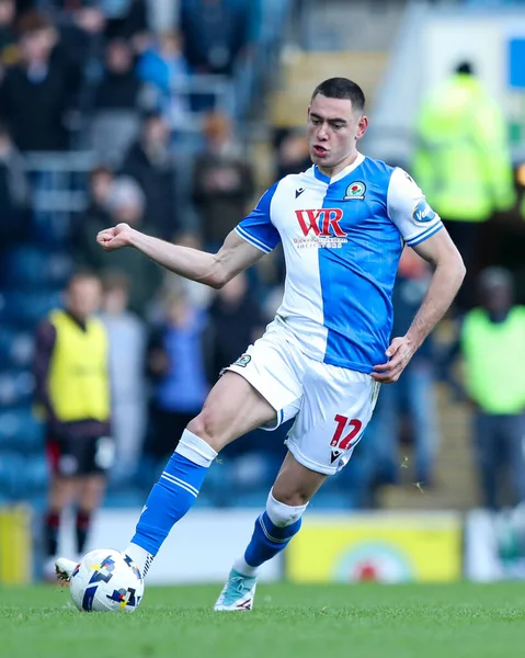 Blackburn Rovers takımından Lewis Miller, Blackburn Park, İngiltere 'de 25 Ekim 2025' te oynanan Blackburn Rovers-Southampton maçında topu ileri atıyor. 