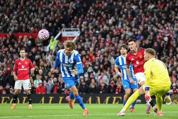 Brighton & Hove Albion 'dan Mats Wieffer, Manchester United ve Hove Albion' un 25 Ekim 2025 'de Old Trafford, Manchester, Birleşik Krallık' ta oynadığı Premier League maçında defans sahasında topa vuruyor.