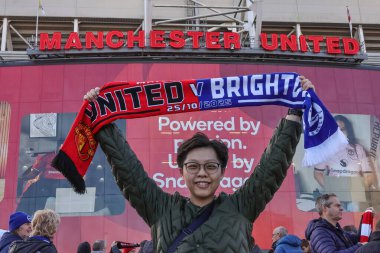 Premier Lig maçında United-Brighton eşarplı bir taraftar Manchester United-Brighton ve Hove Albion 'a karşı Old Trafford, Manchester, İngiltere' de, 25 Ekim 2025 
