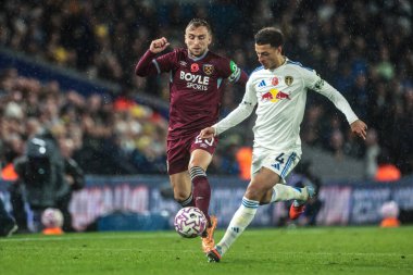 West Ham United 'dan Jarrod Bowen ve Leeds United' dan Ethan Ampadu Premier Lig karşılaşmasında Leeds United ile West Ham United arasında 24 Ekim 2025 'de Elland Road, Leeds, Birleşik Krallık' ta mücadele ettiler. 