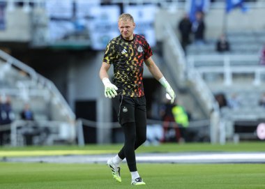 Newcastle United kalecisi Aaron Ramsdale Premier League maçında maç öncesi ısınma oturumunda Newcastle United Fulham 'a karşı St. James' s Park, Newcastle, İngiltere, 25 Ekim 2025