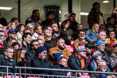 İngiltere taraftarları, 25 Ekim 2025 'te Wembley Stadyumu' nda The Ashes 2025 İngiltere - Avustralya maçı sırasında kendilerini kağıt uçaklarla eğlendiriyorlar.