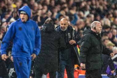 Leeds United 'ın Daniel Farke teknik direktörü, 24 Ekim 2025' te Leeds Road, Leeds, Birleşik Krallık 'ta oynanan Premier League maçı sırasında West Ham United' ın teknik direktörü Nuno Espirito Santo ile tam zamanlı olarak el sıkışıyor. 