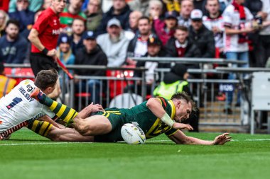 Avustralyalı Angus Crichton, 25 Ekim 2025 'te Avustralya' ya karşı Wembley Stadyumu 'nda oynanan Küller Serisi 2025' te bir deneme için sahaya çıkıyor.