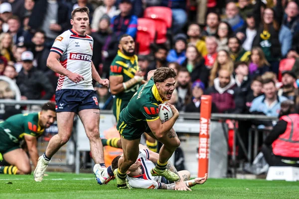 Avustralyalı Reece Walsh, 25 Ekim 2025 'te Wembley Stadyumu' nda Avustralya 'ya karşı oynanan The Ashes Serisi 2025' te yarışacak.