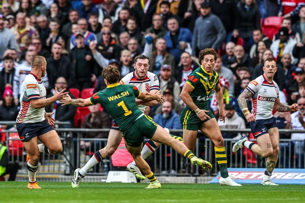 İngiltere 'den Jake Wardle, 25 Ekim 2025' te Wembley Stadyumu 'nda Avustralya' ya karşı oynanan The Ashes Serisi 2025 'te topu aldı.