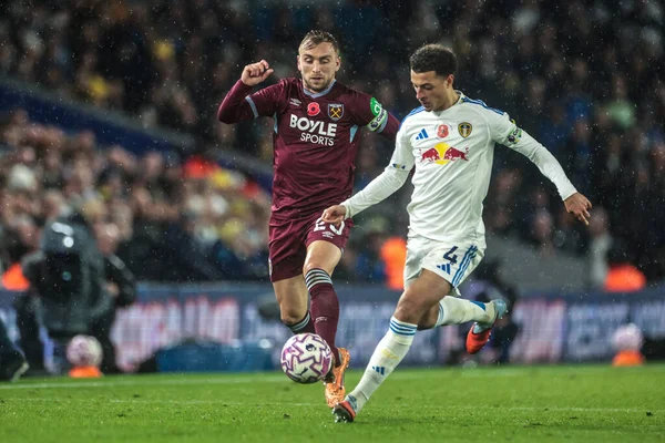 West Ham United 'dan Jarrod Bowen ve Leeds United' dan Ethan Ampadu Premier Lig karşılaşmasında Leeds United ile West Ham United arasında 24 Ekim 2025 'de Elland Road, Leeds, Birleşik Krallık' ta mücadele ettiler. 