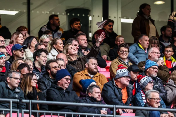 İngiltere taraftarları, 25 Ekim 2025 'te Wembley Stadyumu' nda The Ashes 2025 İngiltere - Avustralya maçı sırasında kendilerini kağıt uçaklarla eğlendiriyorlar.