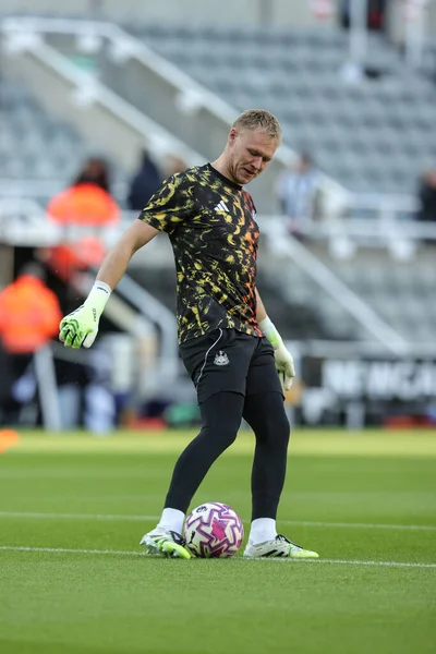 Newcastle United kalecisi Aaron Ramsdale Premier League maçında maç öncesi ısınma oturumunda Newcastle United Fulham 'a karşı St. James' s Park, Newcastle, İngiltere, 25 Ekim 2025