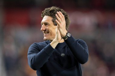 Brentford teknik direktörü Keith Andrews, Liverpool 'u Premier League maçında yenmesini kutluyor Brentford Liverpool' a karşı Gtech Community Stadyumu, Londra, 25 Ekim 2025 