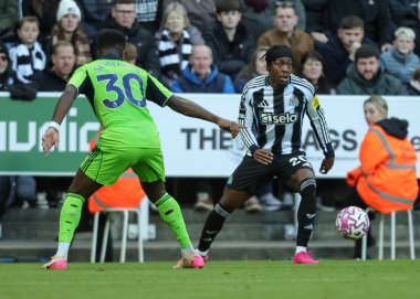 Newcastle United takımından Anthony Elanga, Premier League maçında St.James 's Park, Newcastle, İngiltere' de oynanan Newcastle United maçında topa vuruyor. 