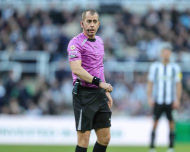 Hakem Tony Harrington Premier Lig maçı sırasında Newcastle United Fulham 'a karşı St. James' s Park, Newcastle, İngiltere, 25 Ekim 2025