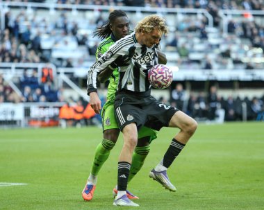 Newcastle United takımından Nick Woltemade, Premier League maçında St.James 's Park, Newcastle, İngiltere' de oynanan karşılaşmada Fulham 'dan Calvin Bassey' i durdurdu.