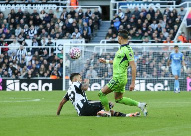 Newcastle United takımından Bruno Guimaraes, Premier League maçı Newcastle United 'a karşı St.James' s Park, Newcastle, İngiltere 'de 25 Ekim 2025' de Fulham maçında Fulham 'dan Sasa Lukiç' e kayıyor.