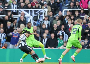 Newcastle United takımından Bruno Guimaraes, 25 Ekim 2025 'te St. James' s Park, Newcastle 'da oynanan Premier League maçında Fulham' a karşı kalede şut çekti.