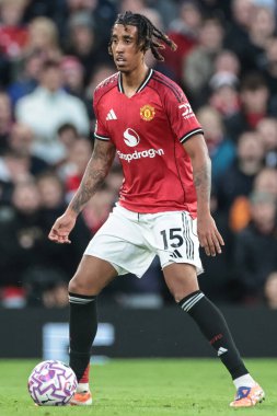 Manchester United 'dan Leny Yoro Premier Lig karşılaşmasında topla birlikte Manchester United ve Hove Albion' a karşı Old Trafford, Manchester, Birleşik Krallık 'ta, 25 Ekim 2025