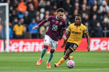 Burnley 'den Quilindschy Hartman ve Wolverhampton Wanderers' dan Jhon Arias Premier Lig karşılaşmasında Wolverhampton Wanderers, Burnley 'e karşı Molineux, Wolverhampton, Birleşik Krallık' ta 26 Ekim 2025 'te mücadele ettiler.