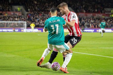 Brentford 'dan Kristoffer Ajer, Premier League maçında Liverpool' dan Mohamed Salah 'ı Gtech Community Stadyumu' nda Brentford Liverpool 'a karşı 25 Ekim 2025' de yendi. 