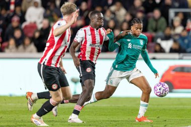 Liverpool 'dan Rio Ngumoha, Premier League maçında Brentford' a karşı Liverpool 'un Londra' daki Gtech Community Stadyumu 'nda 25 Ekim 2025' de oynanan maçta mal varlığını korumak için mücadele ediyor. 