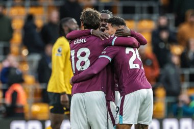 Burnley 'den Hjalmar Ekdal, Burnley' den Josh Laurent ve Burnley 'den Lesley Ugochukwu, 26 Ekim 2025' te Molineux, Wolverhampton, İngiltere 'de oynanan Premier League maçında Wolverhampton Wanderers - Burnley maçında kazandıkları galibiyeti kutluyorlar.