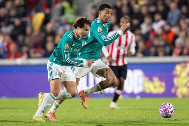 Liverpool 'dan Federico Chiesa ve Liverpool' dan Hugo Ekitik Premier Lig karşılaşmasında Brentford Liverpool 'a karşı Gtech Community Stadyumu, Londra, İngiltere, 25 Ekim 2025 