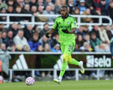 Fulham 'dan Issa Diop Premier Lig maçında Newcastle United' a karşı Fulham St.James 's Park, Newcastle, İngiltere, 25 Ekim 2025