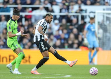 Newcastle United takımından Joelinton, Premier League maçında topu geçti. Newcastle United, Fulham 'a karşı St. James' s Park, Newcastle, İngiltere, 25 Ekim 2025