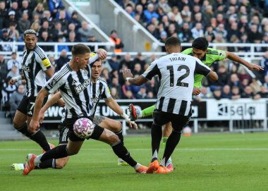 Fulham 'dan Raul Jimenez, Premier League maçı Newcastle United ile Fulham maçında 25 Ekim 2025' te St. James 's Park, Newcastle' da kalede şut çekti.